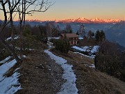 59 Il rif. 'I Lupi' al tramonto con vista sulle Orobie